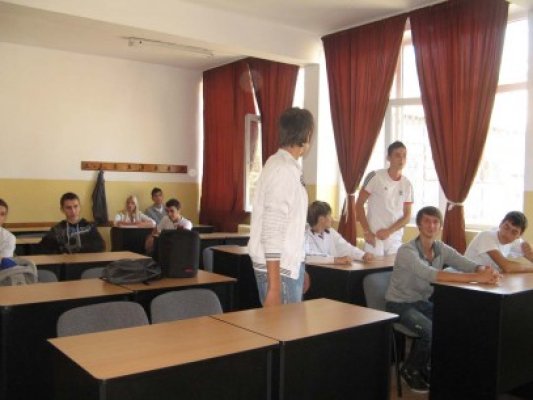 Examenele de certificare a competenţelor au fost promovate de 96% dintre elevii înscrişi